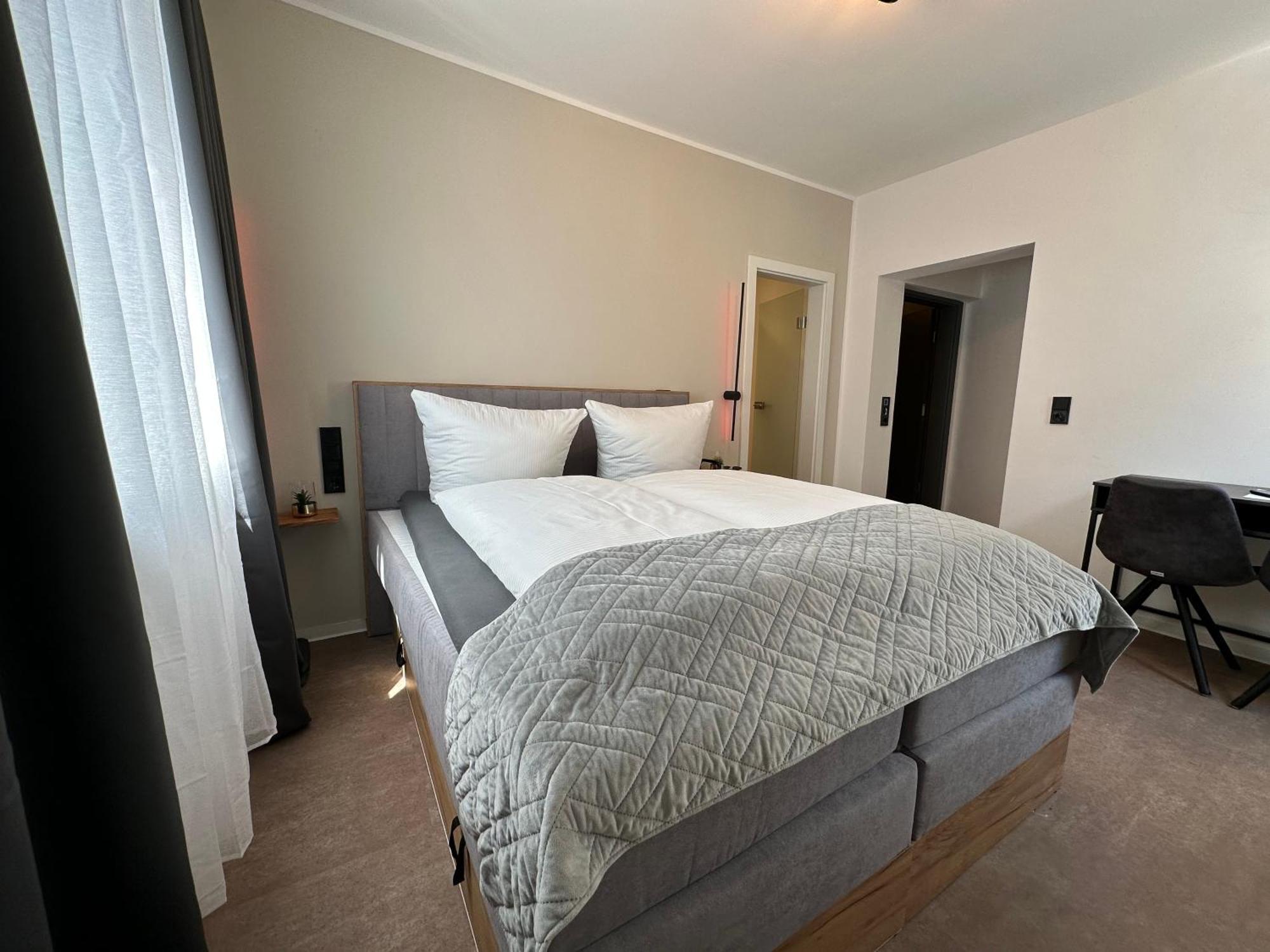 Emilia Hotel *