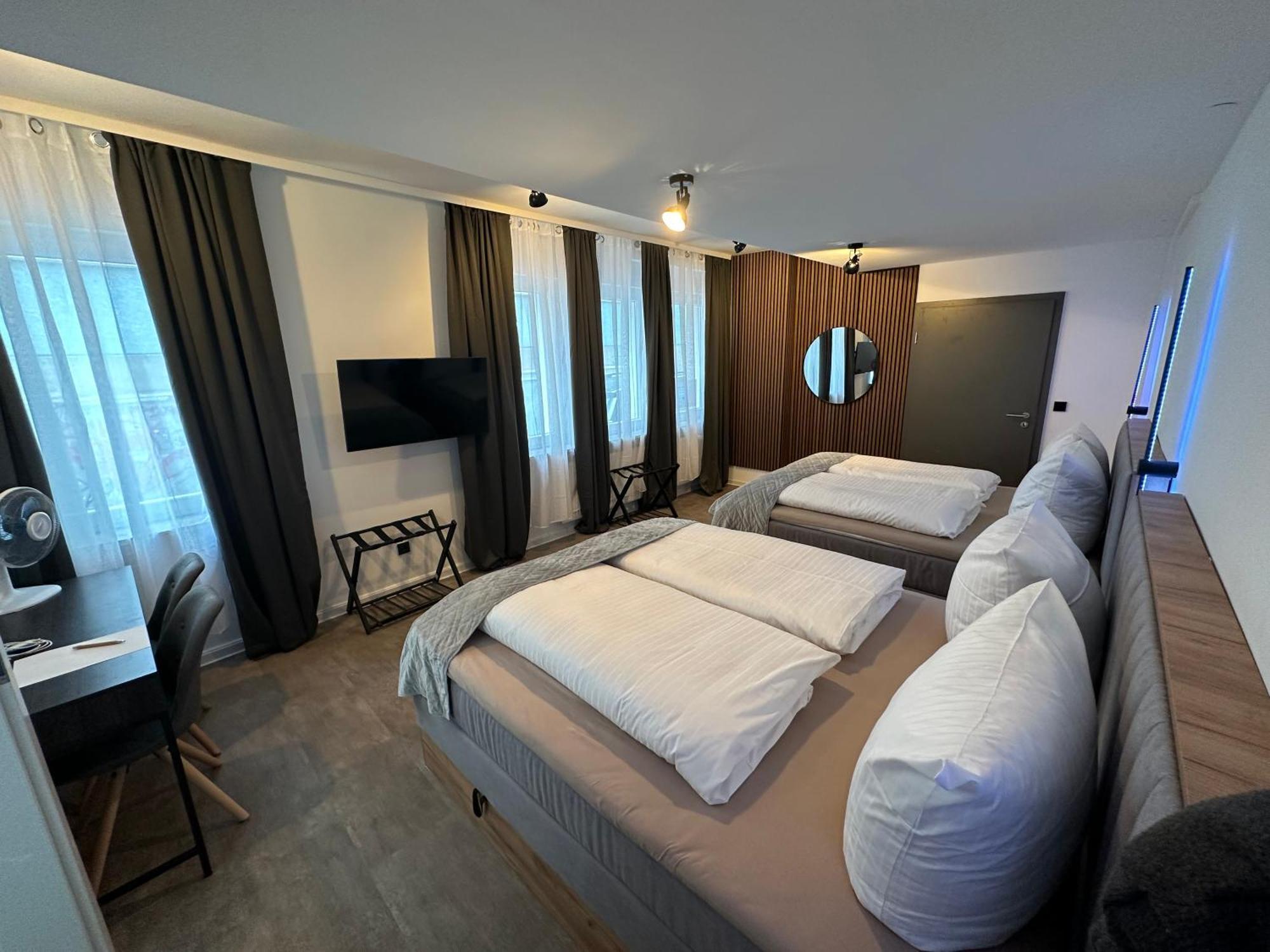 Emilia Hotel *